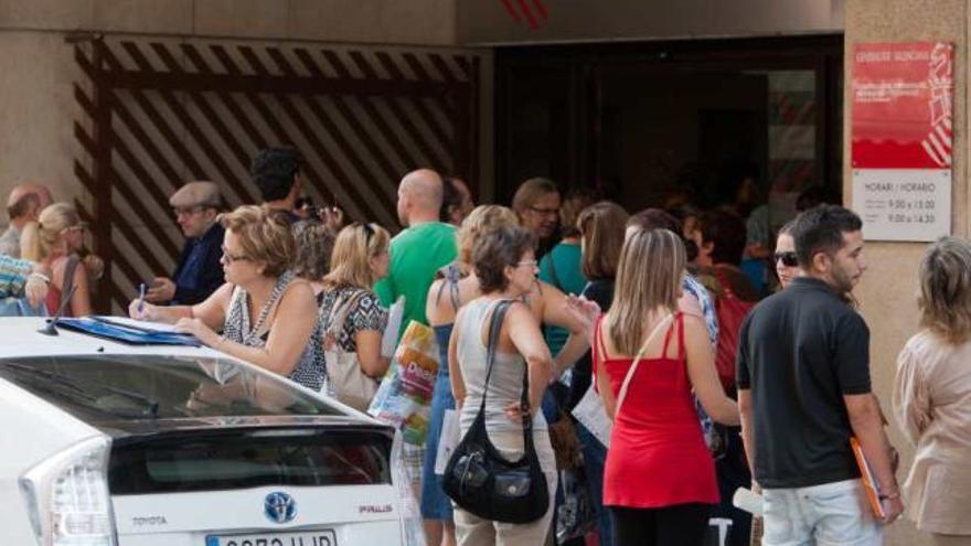 Las colas frente a la dirección territorial de Educación daban ayer la vuelta a la esquina.