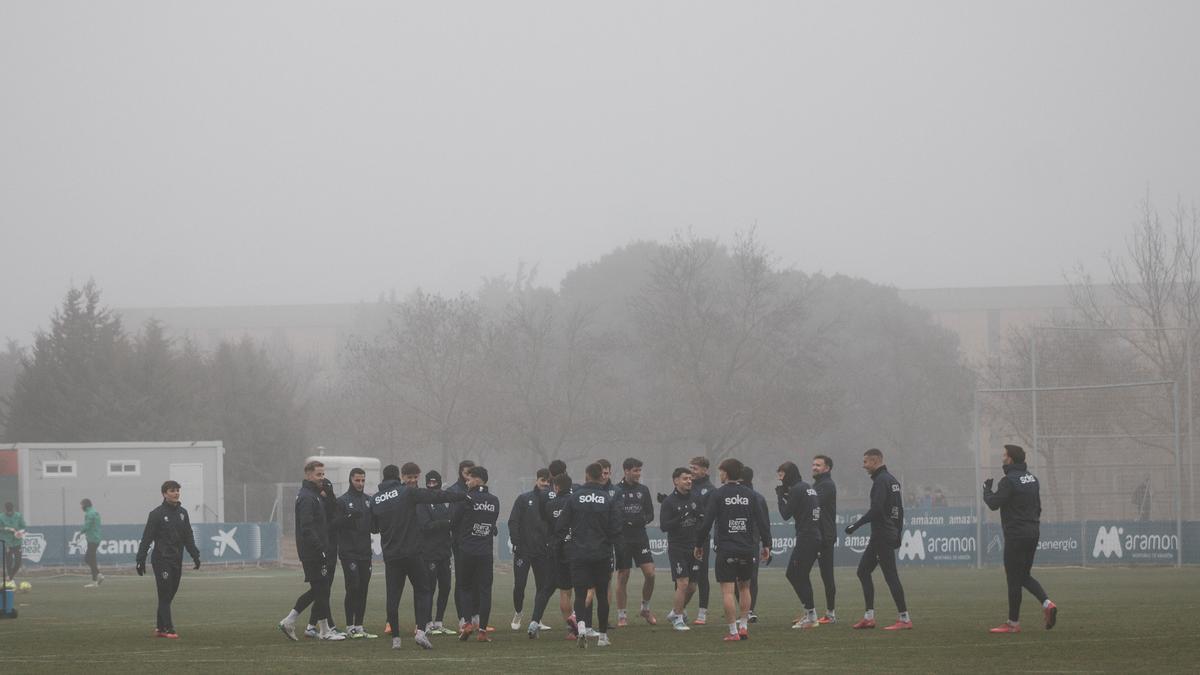 Imagen del entrenamiento del Huesca de este viernes entre la niebla.