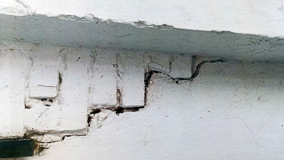 Detalle de una del las grietas exteriores en una vivienda en la calle Torre de San Telmo, que los vecinos achacan a las obras de los 22 apartamentos turísticos.