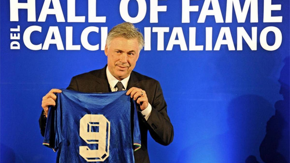 Carlo Ancelotti con la camiseta que utilizó en el Italia 90