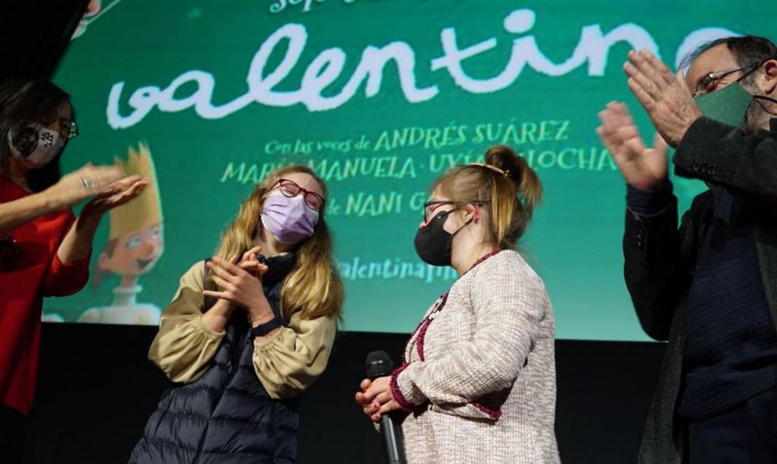 Las dos adolescentes gallegas, emocionadas, en el preestreno de la cinta de Chelo Loureiro.  