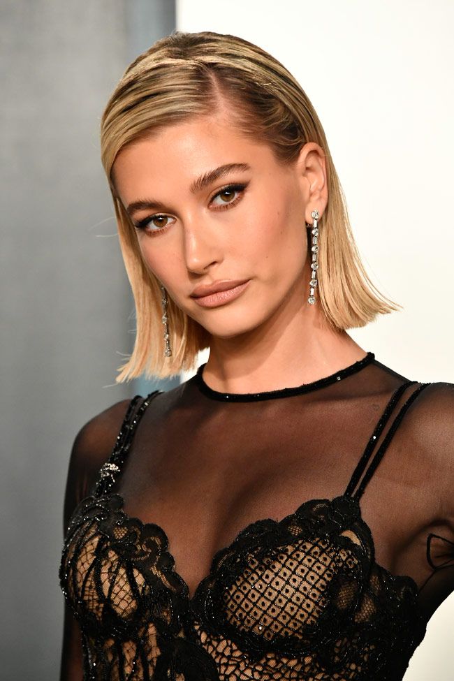 El 'beauty look' de Hailey Baldwin con vestido de transparencias de Versace en la fiesta post Premios Oscar 2020