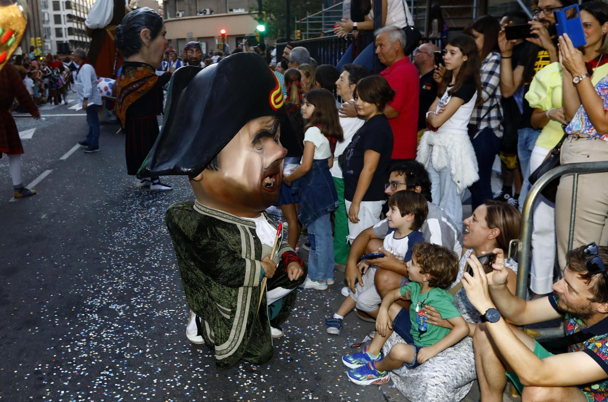 EN IMÁGENES | Las calles de Zaragoza se llenan de alegría con el desfile del pregón