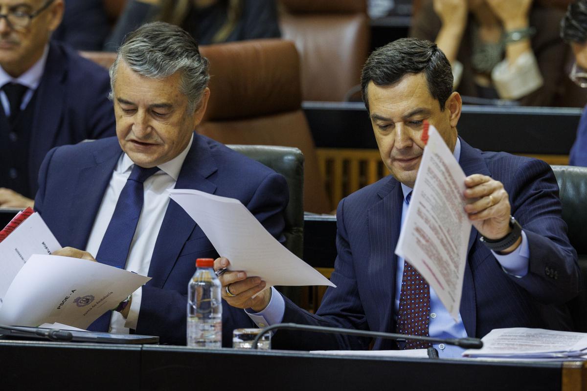 Juanma Moreno junto a Antonio Sanz en el debate del estado de la comunidad