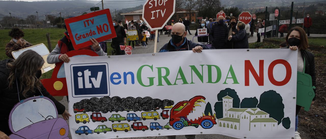 Vecinos de Granda en una de sus movilizaciones por la parroquia en contra de la ITV.