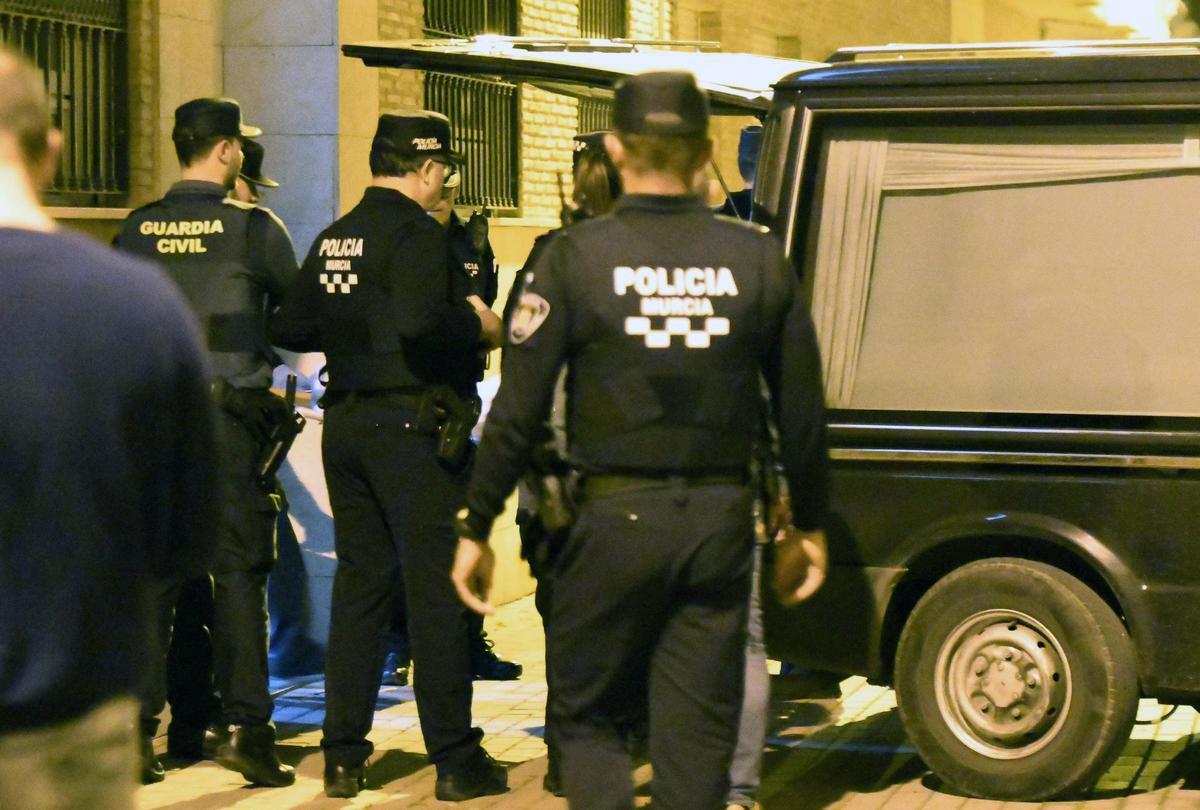 Furgón funerario que ha transportado el cuerpo de la menor