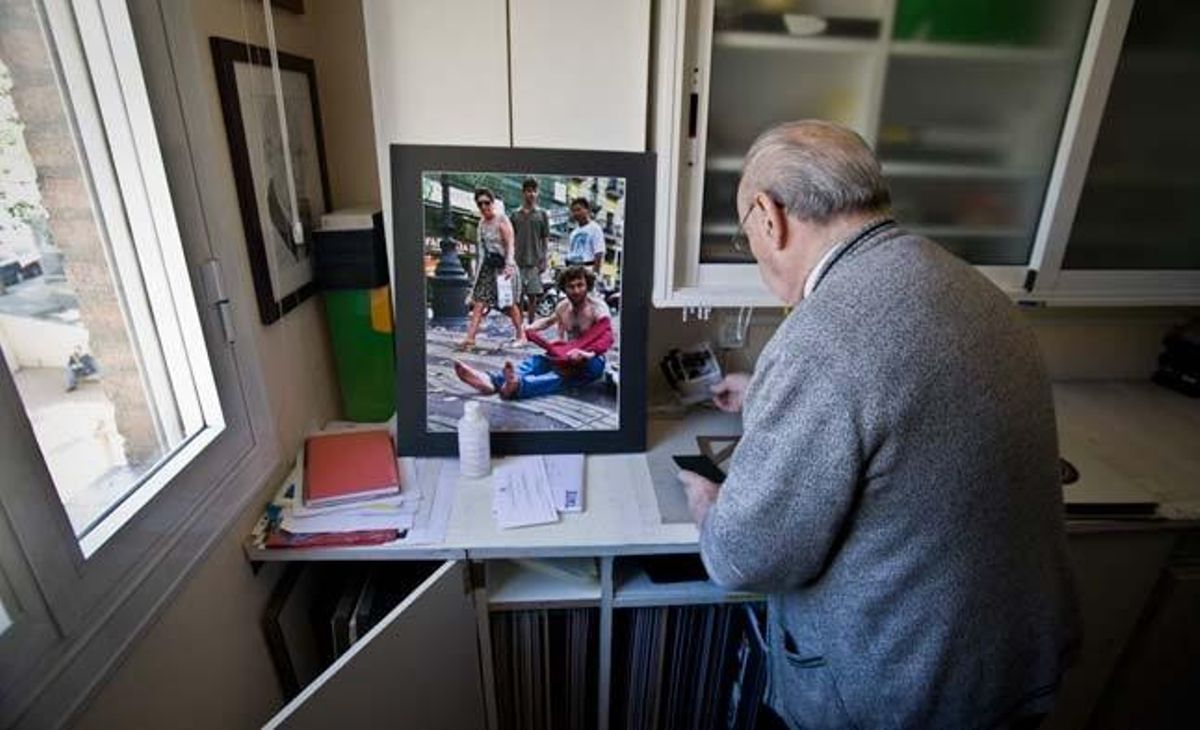 JOAN COLOM, AL SEU ESTUDI.El fotògraf manté el seu arxiu amb meticulositat.