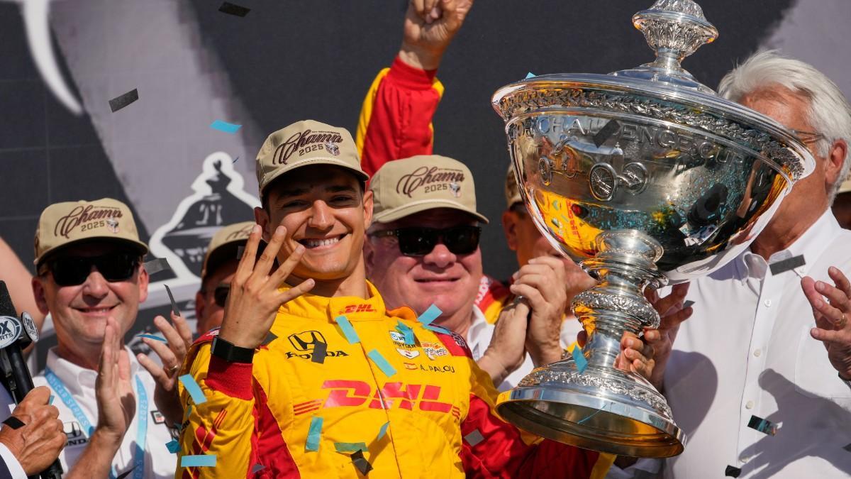 Álex Palou celebrando su cuarto título de la Indycar