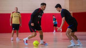 Álex Yepes ya se entrena con el grupo