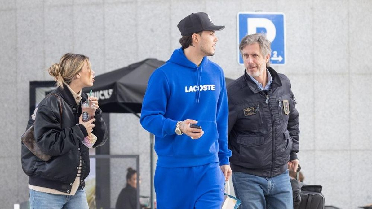 Carlo Costanzia padre junto a su hijo y su nuera, Alejandra Rubio