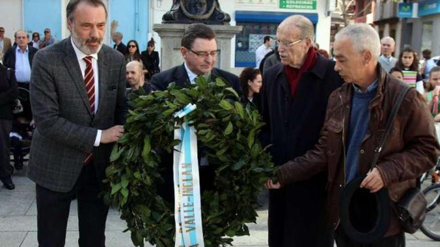 El conselleiro, el alcalde, Gerardo Fernández Albor y Joaquín del Valle-Inclán, ayer, en la ofrenda. / c. de c.