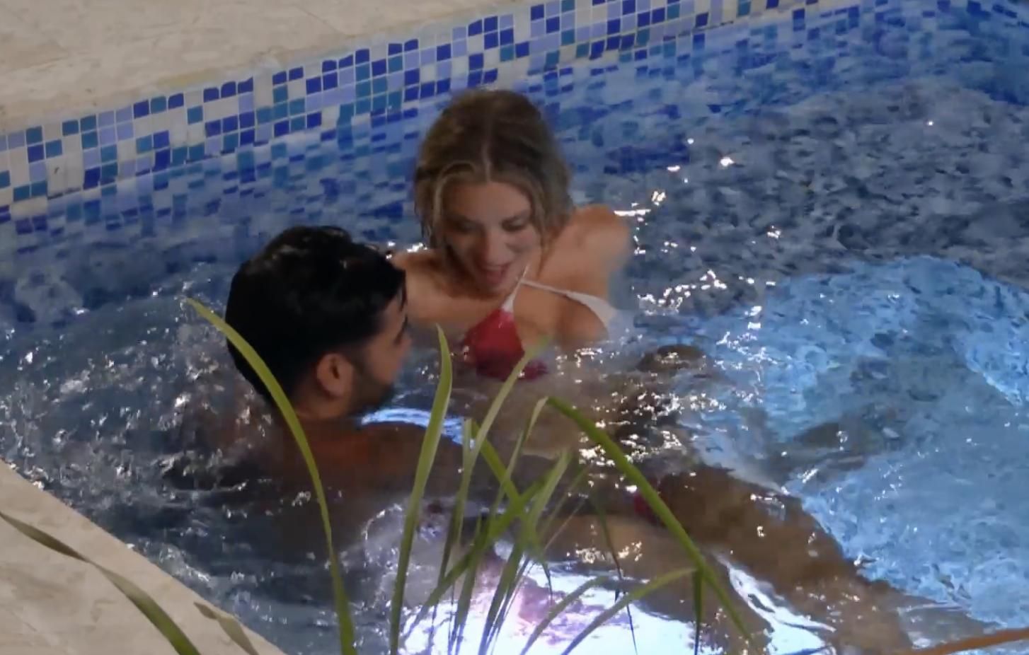 El tonteo entre Claudia y Aitor se ha intensificado en el jacuzzi