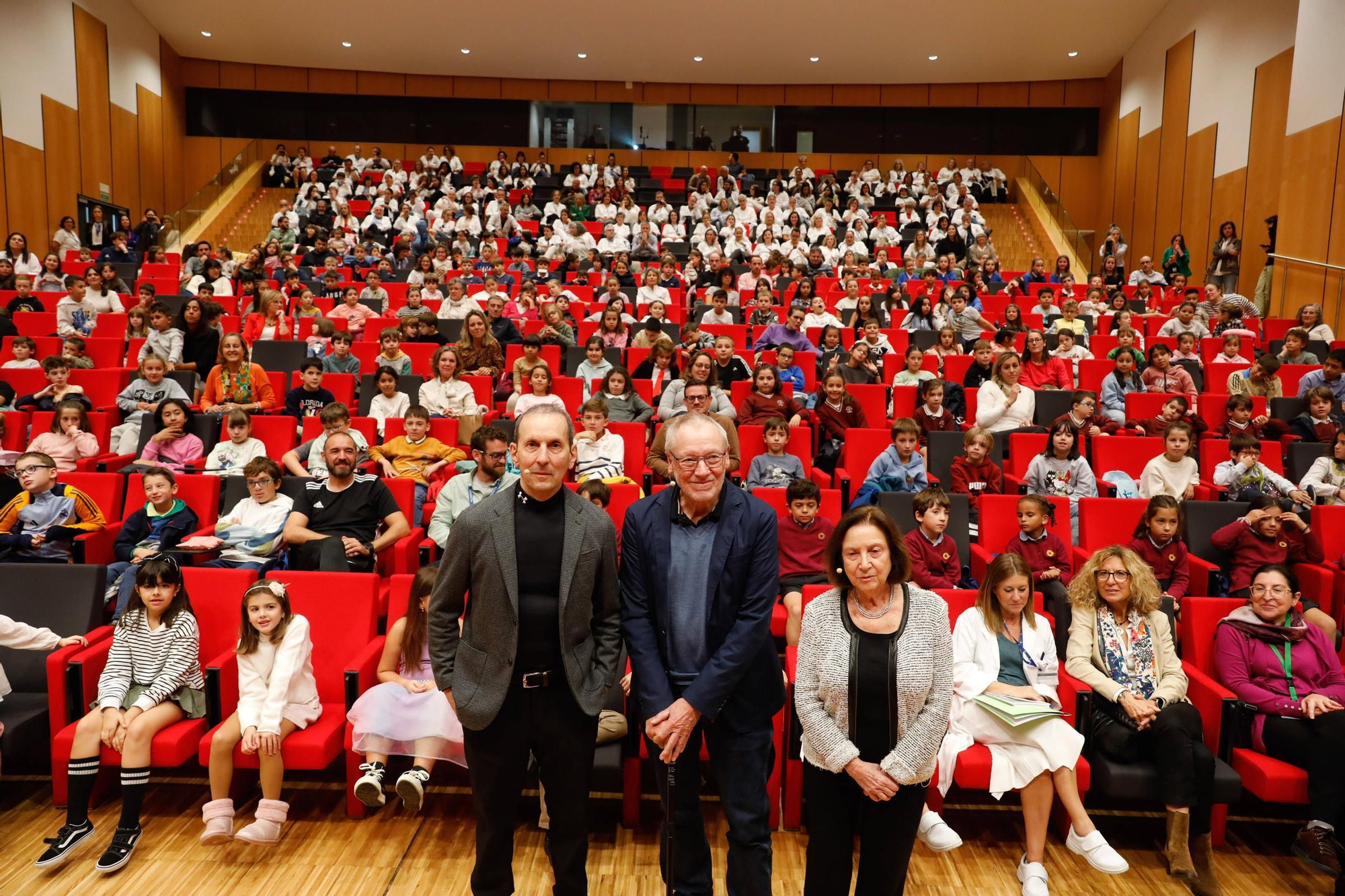 Tres de los galardonados con el premio "Princesa" de Investigación Científica y Técnica dan una charla a escolares asturianos en el HUCA.