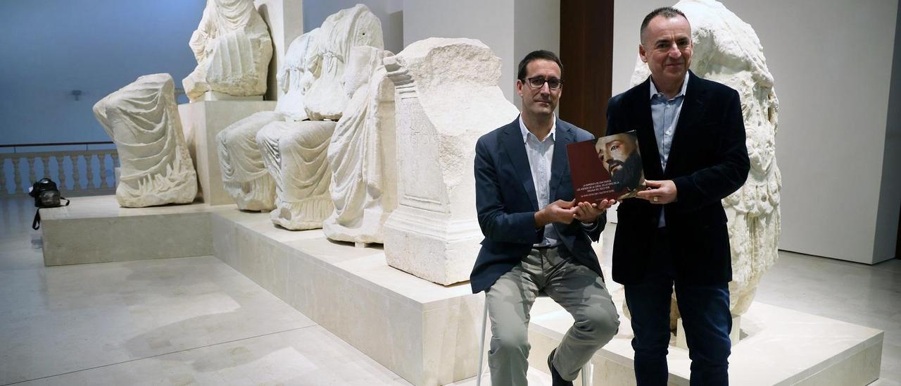 Sergio Ramírez (izq.) y Juan Antonio Sánchez López, con su monografía en el Museo de Málaga, donde de presentó.