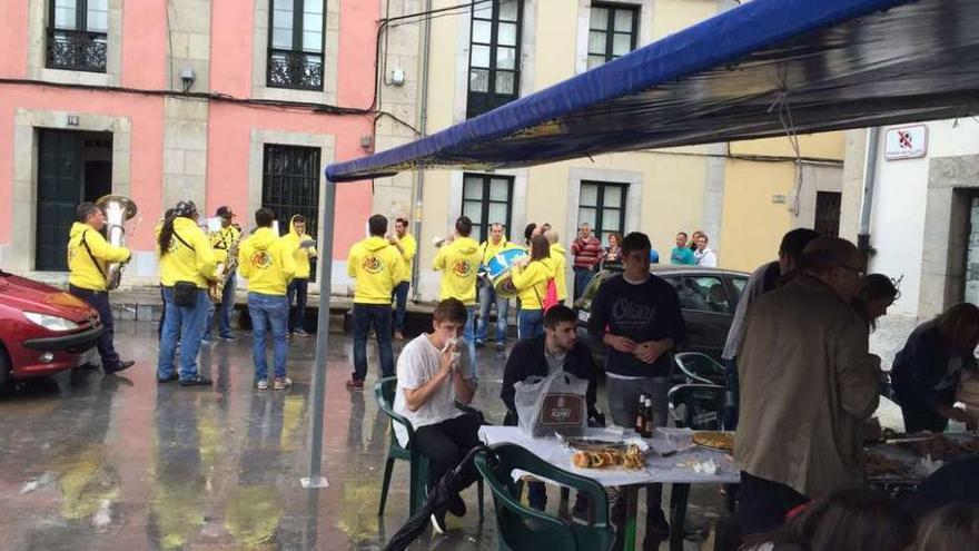 La comida en la calle de Pravia, pasada por agua