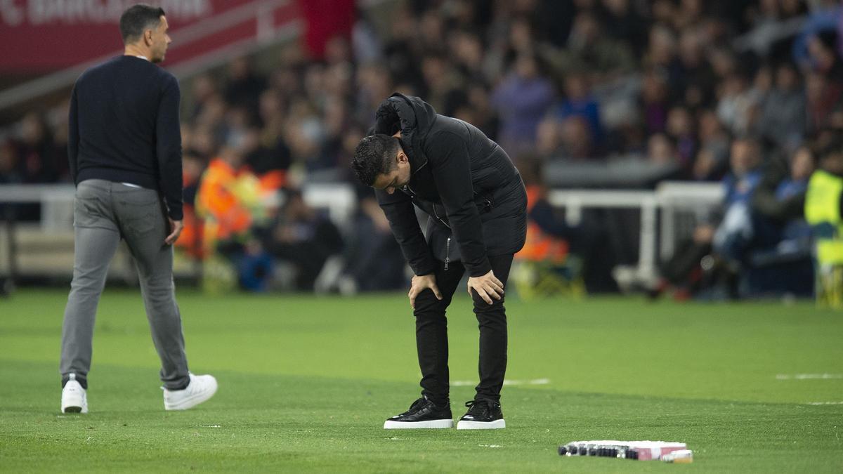 Xavi Hernández, técnico del Barça, con Míchel, entrenador del Girona, en segundo plano.