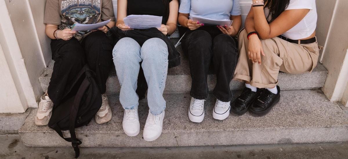 Alumnos aprovechan los últimos minutos antes de la prueba para repasar