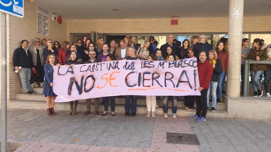 Protesta ante el IES María Blasco por el cierre de la cantina