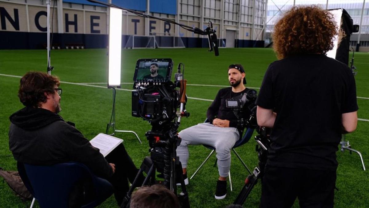 Manuel Huerga en una de las entrevistas que aparecen en el documental