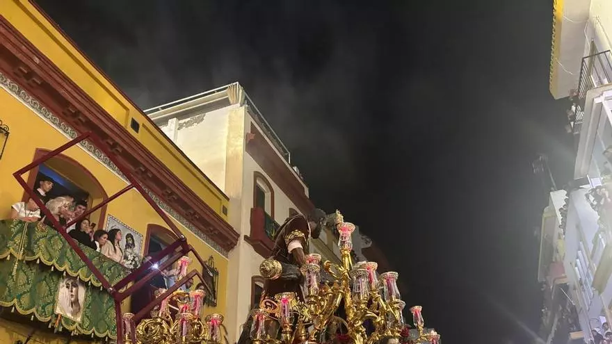 Vídeo | Sale el Cristo de las Tres Caídas de la Capilla de los Marineros