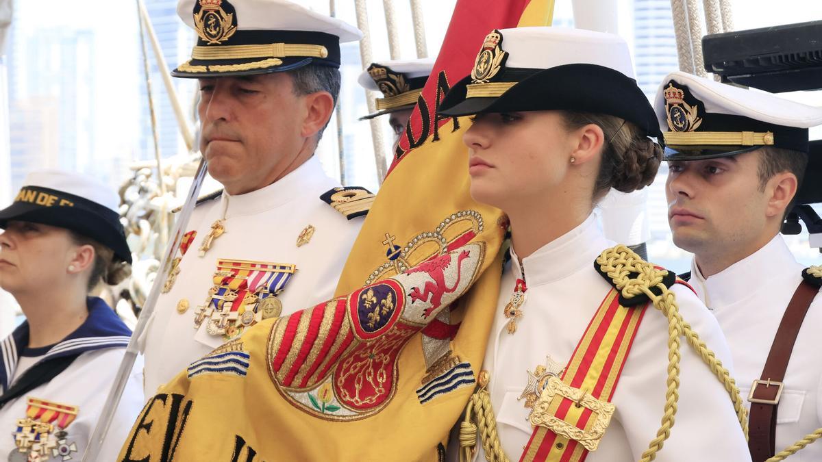 La princesa de Asturias, Leonor de Borbón, porta la bandera nacional de España durante el acto de jura de bandera abordo del buque escuela de la Armada española Juan Sebastián Elcano