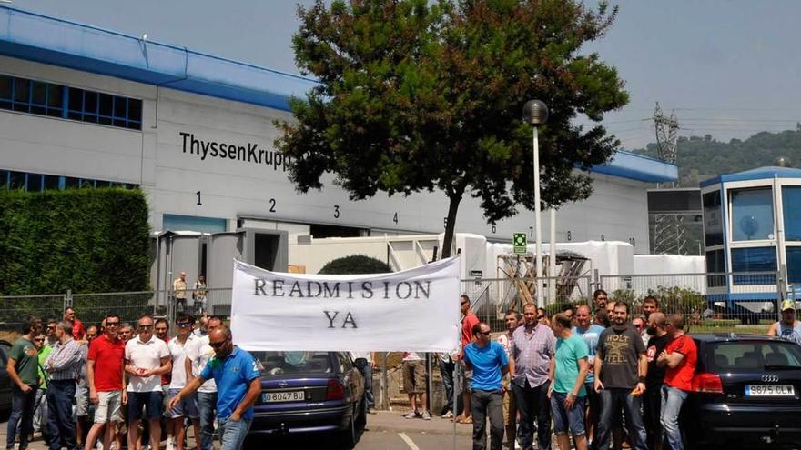 Protesta de trabajadores a la puerta de Thyssenkrupp Airport, en una imagen de archivo.