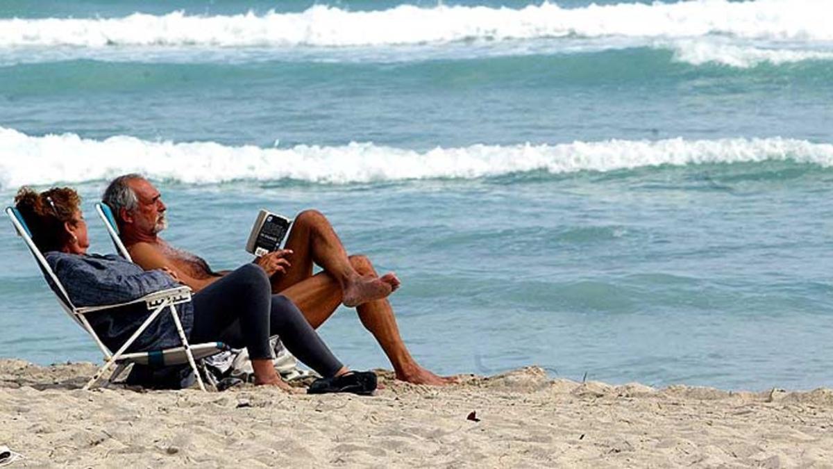 Una pareja de jubilados, en la playa.