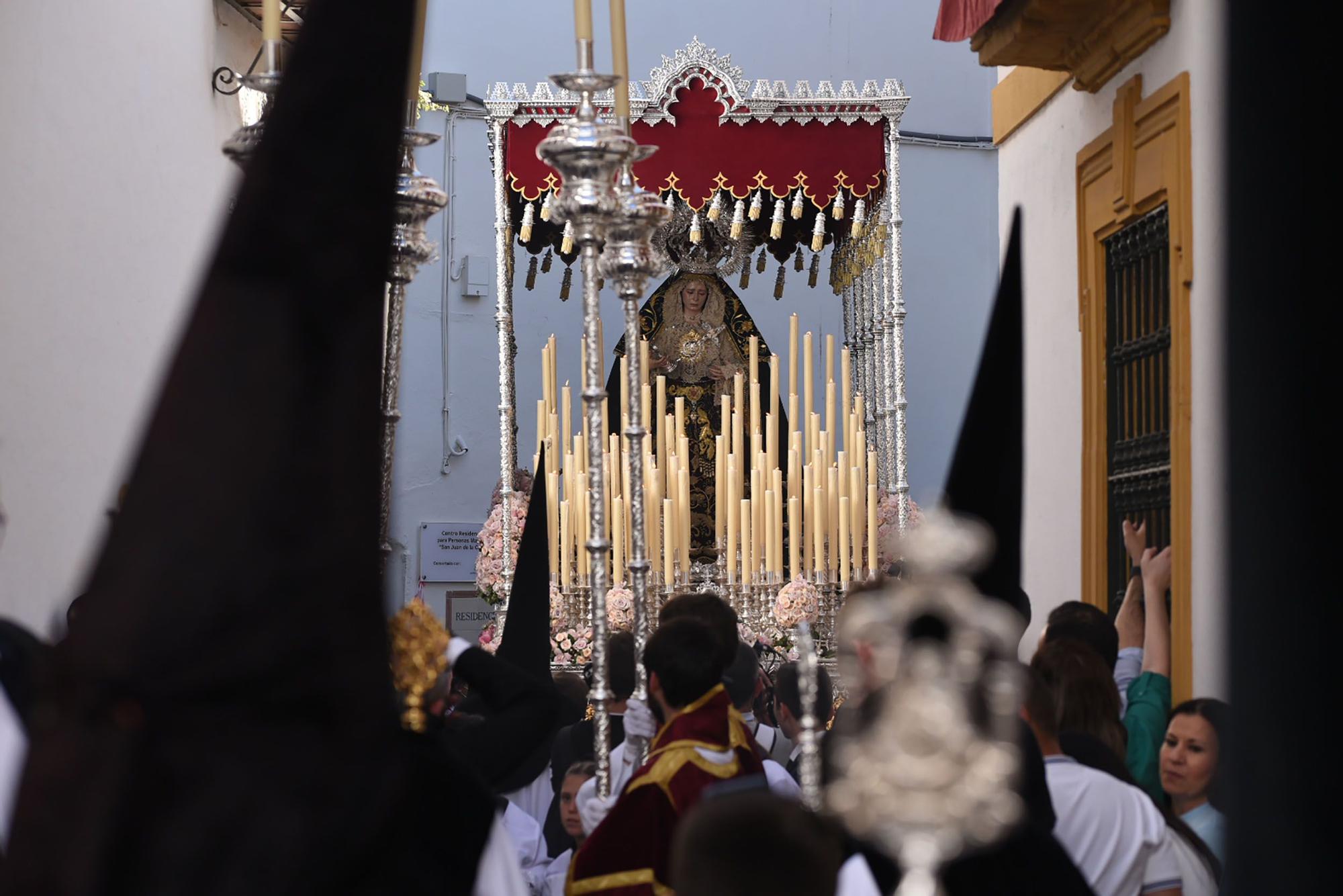 La hermandad del Perdón serpentea camino de la Catedral