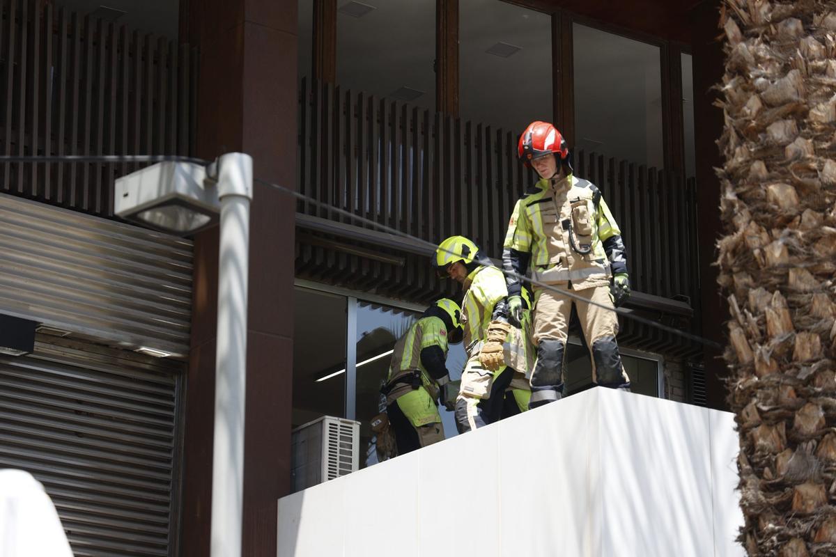 La rotura de cristales por la mascletà provoca heridas a una mujer en Luceros La rotura de cristales por la mascletà provoca heridas a una mujer en Luceros