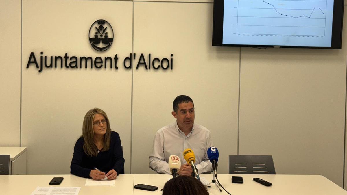 El alcalde de Alcoy y la concejala de Hacienda, en la presentación de la liquidación del presupuesto municipal.