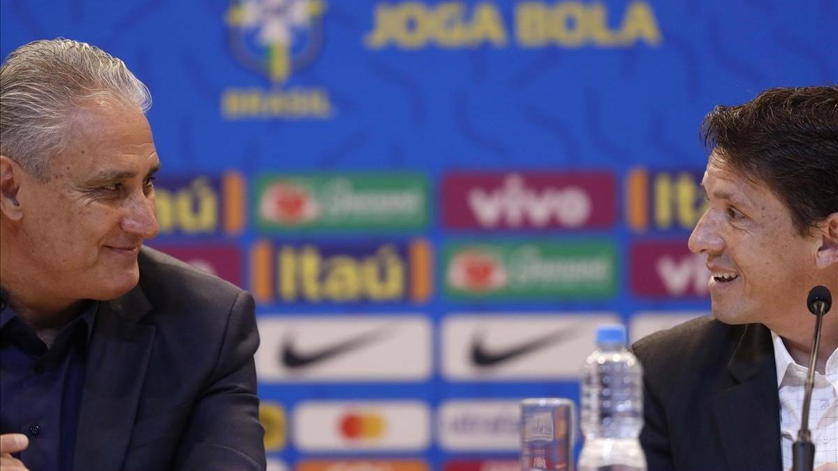 El seleccionador brasileño Tite (izquierda)  junto al director de la selección, Juninho, en la rueda de prensa