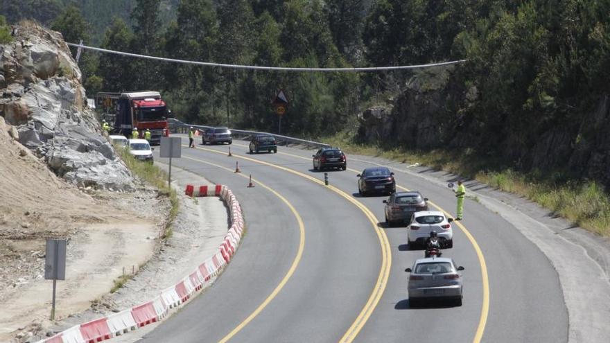 Una de las tuberías del abastecimiento del agua que cuelga en el tramo I del corredor, en obras, en Domaio. S.A.