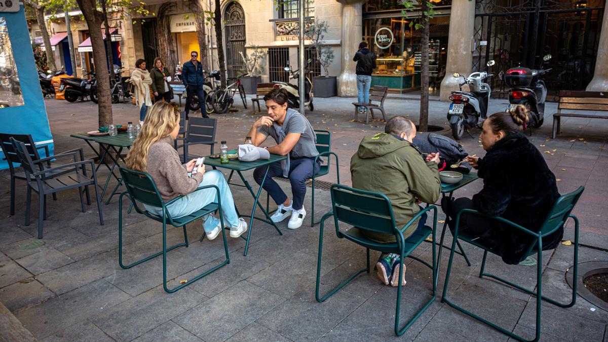 Terraza en Enric Granados, una de las calles más sobreexplotadas de Barcelona.