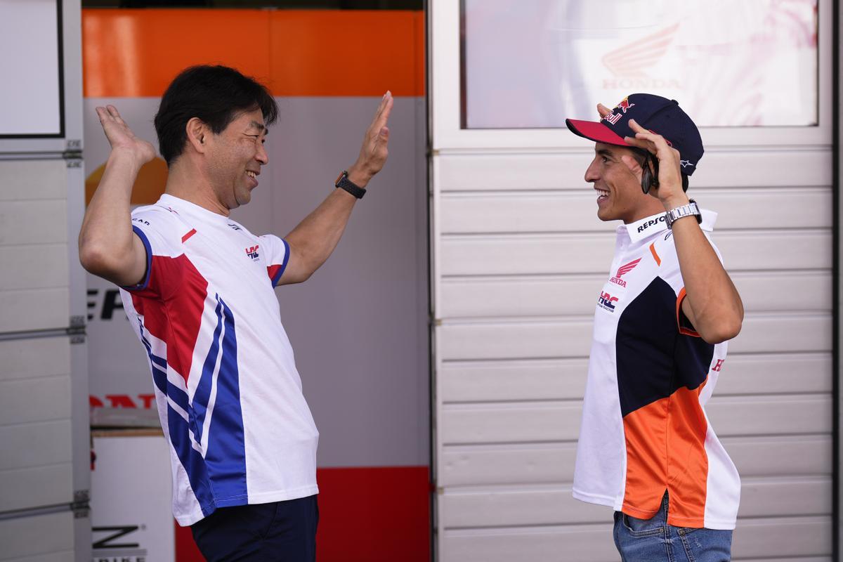 Marc Márquez le demuestra a Tetsuhiro Kuwata, uno de los jefes de Honda, en Spielberg, que su brazo derecho está ya totalmente curado.