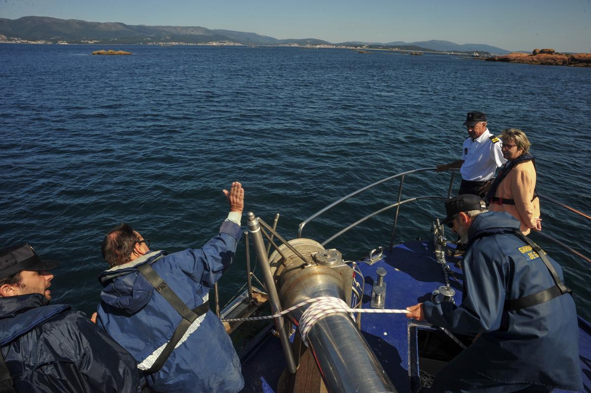 Guardacostas y la conselleira de Mar, Rosa Quintana, en un operativo contra el furtivismo.