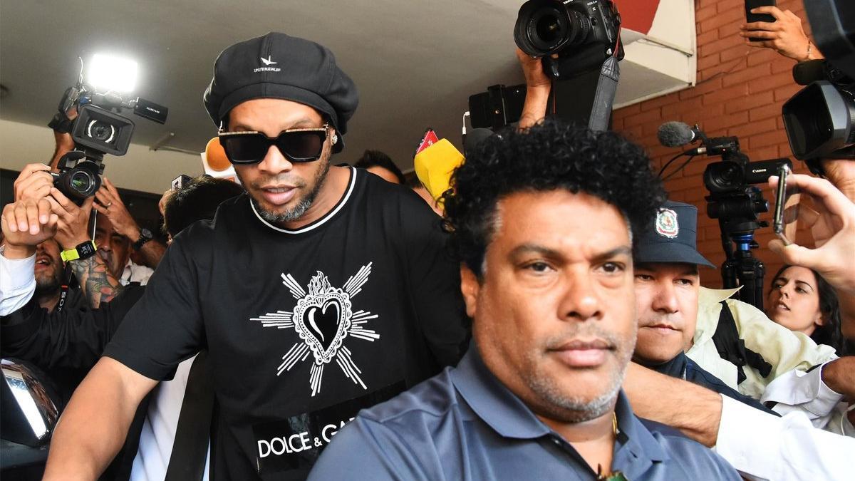 Ronaldinho, saliendo de declarar ante el juez