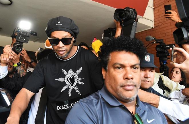 Ronaldinho, saliendo de declarar ante el juez