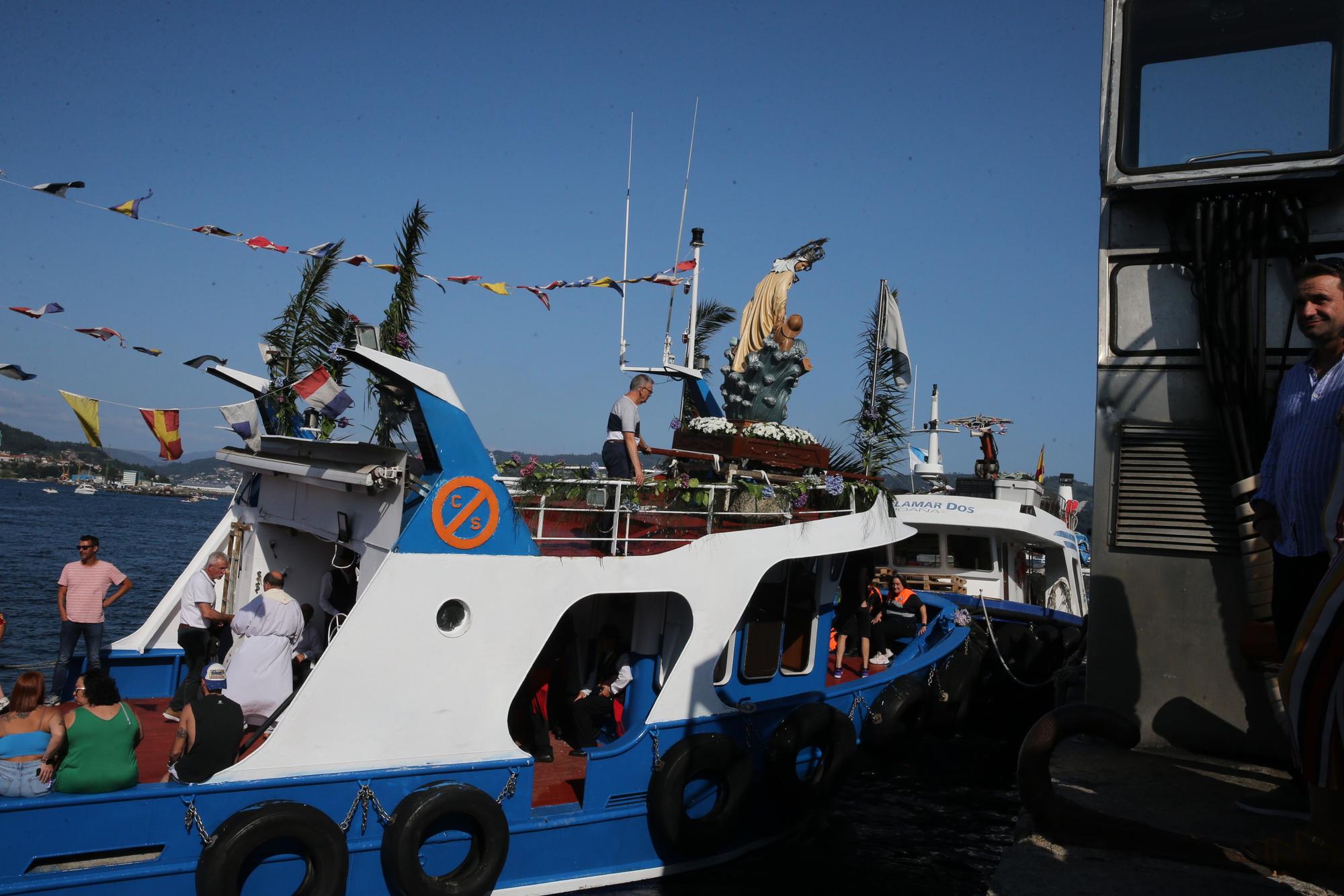 Decenas de barcos en la procesión marítima de Moaña