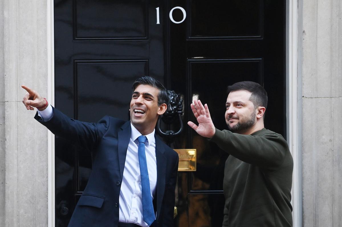 -FOTODELDÍA- EA3779. LONDON, 08/02/2023.- El primer ministro británico, Rishi Sunak (i), recibe al presidente ucraniano, Volodímir Zelenski, antes de la reunión que celebraron este miércoles en Downing Street, Londres. Zelenski, ha agradecido al Reino Unido su gran apoyo desde los primeros días de la invasión a gran escala de Rusia a su país. EFE/ Neil Hall