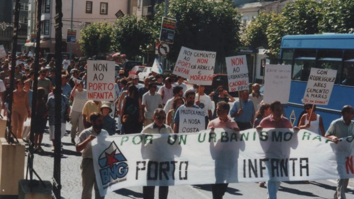 Manifestación en contra de la urbanización Porto Infanta convocada en 2001 por el BNG. |   // LA OPINIÓN