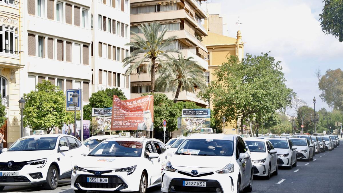 Manifestación de taxis por el centro de València, el pasado 7 de mayo.