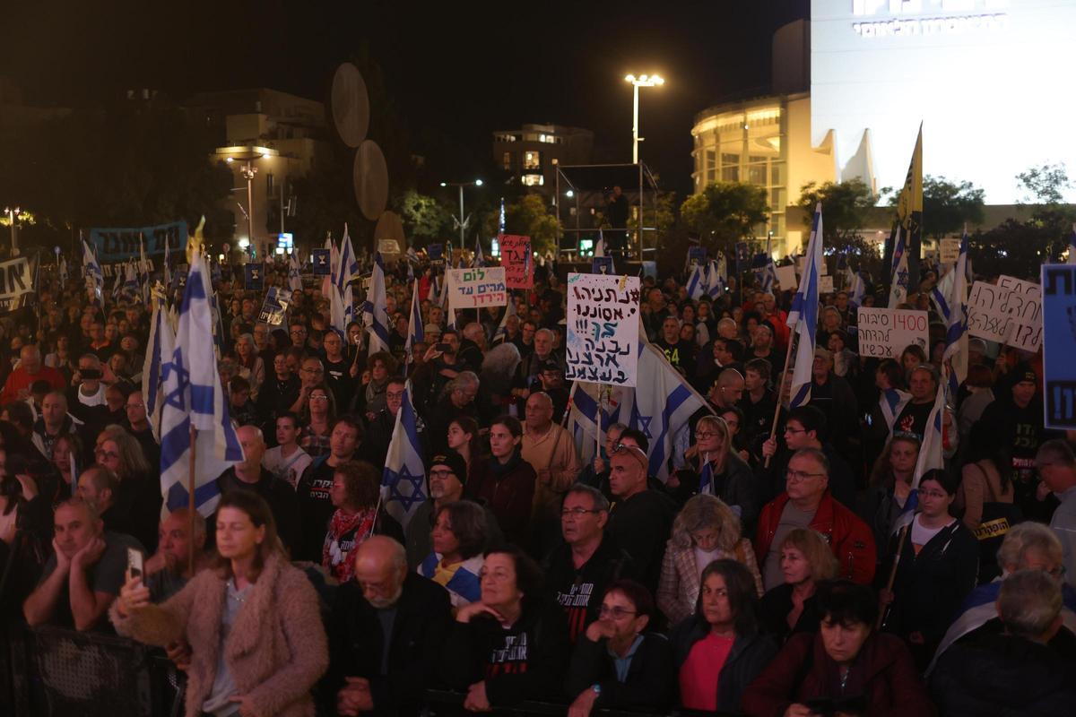 Familiares de los rehenes de Hamás protestan frente al domicilio de Netanyahu