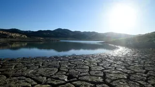 El embalse de La Viñuela agoniza a la espera de un otoño lluvioso