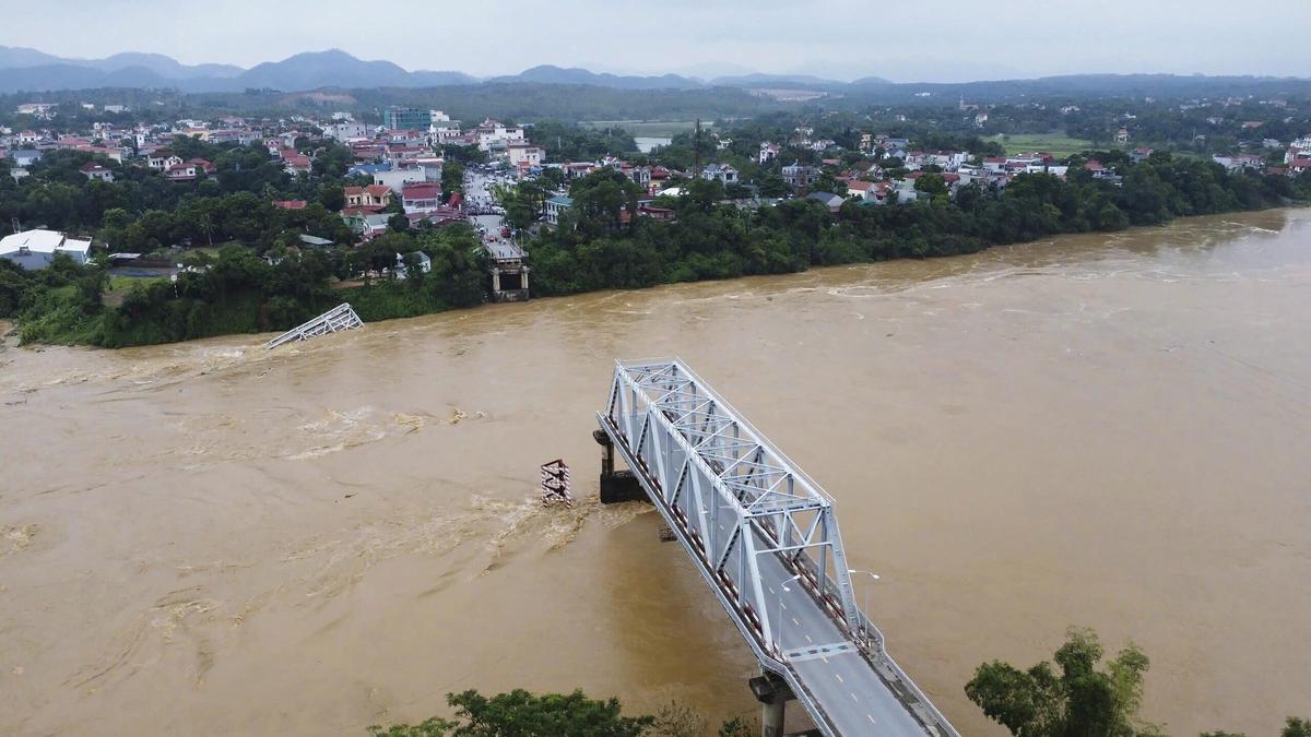 Un puente se desploma en Vietnam y deja al menos 13 desaparecidos