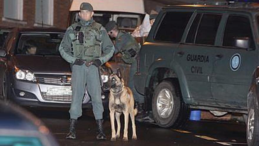 Las Fuerzas de Seguridad del Estado han realizado esta noche registros, en diferentes domicilios de Getxo y Berango, relacionados con los detenidos de ETA en Irún.