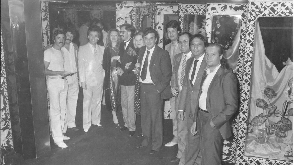 Sergio Santana, el segundo por la derecha, en la discoteca Big Boy junto a varios amigos y colaboradores