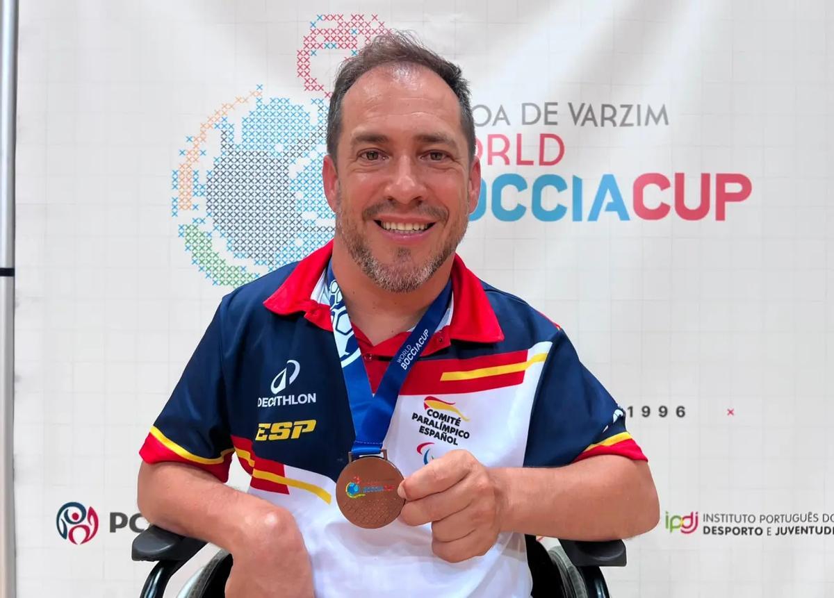 El Langui, con la medalla de bronce conseguida en la Copa Mundial disputada en Portugal.