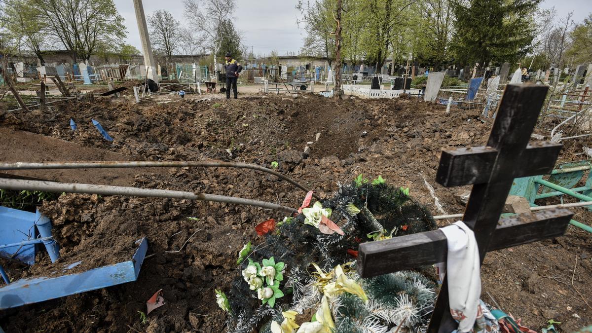 Destrucción causada por un misil ruso en un cementerio del este de Ucrania.
