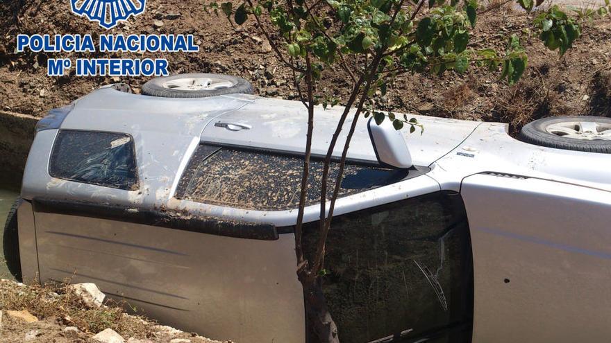 Así quedó el coche siniestrado en la acequia.