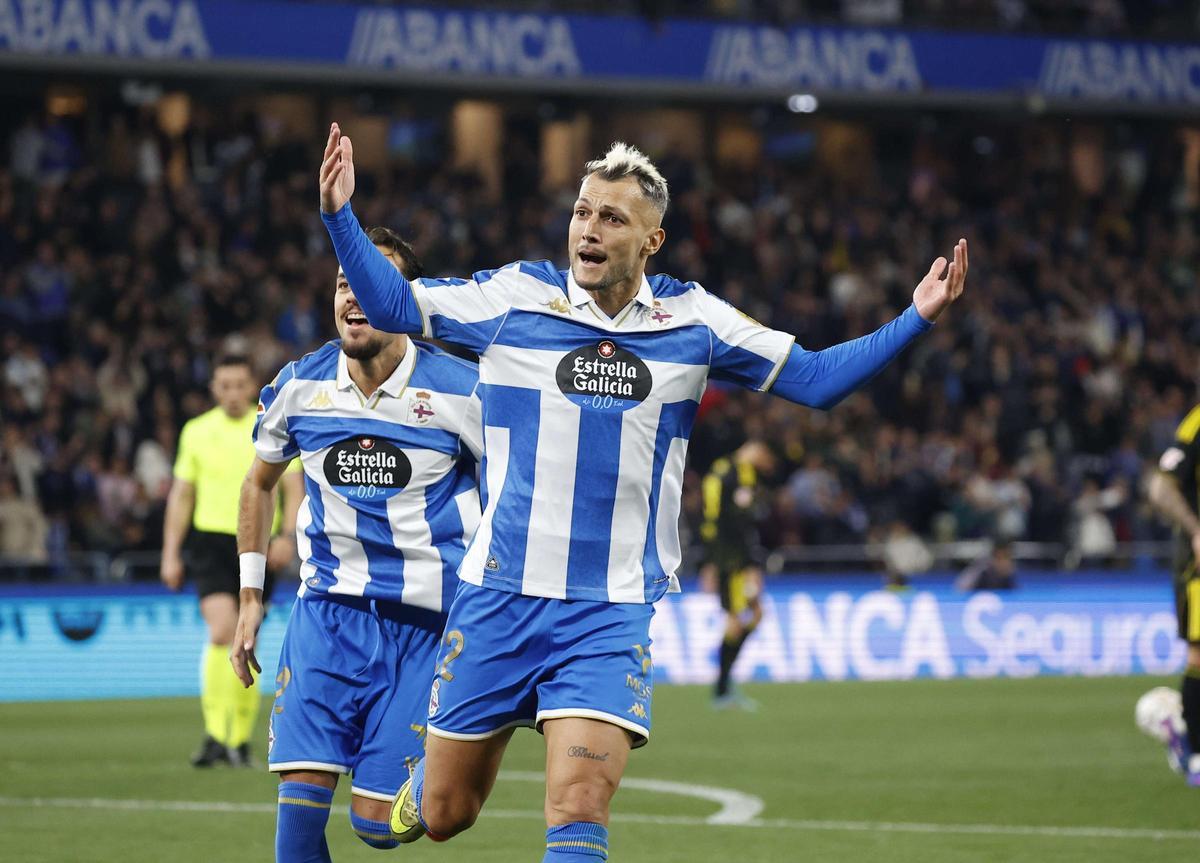 Stoichkov celebra el gol del empate contra el Zaragoza en Riazor.